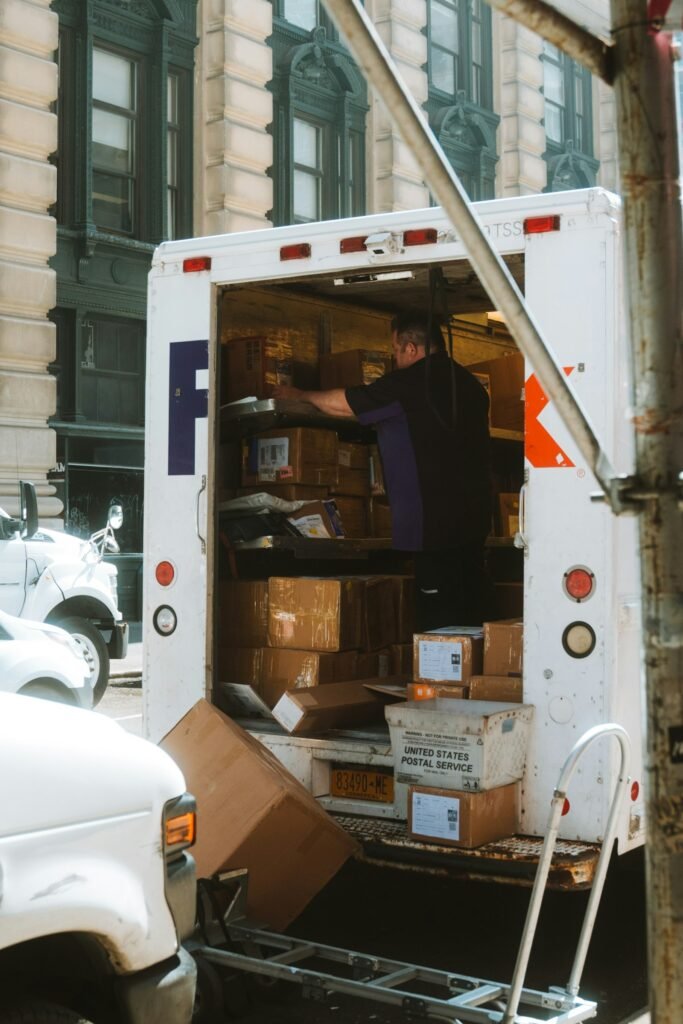Homme chargeant des cartons de déménagement dans un camion au Maroc