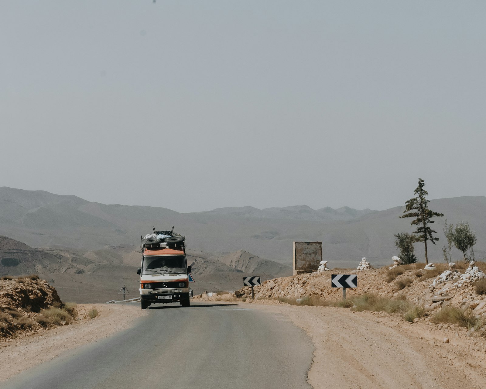 Camion de transport de marchandises sur une route entre villes au Maroc