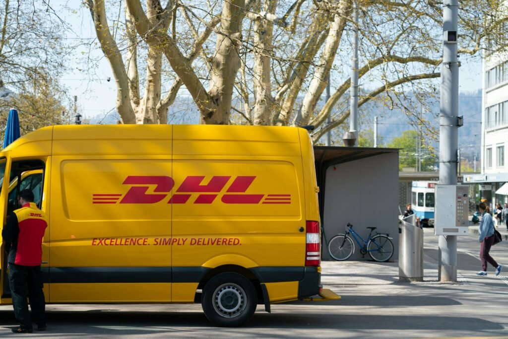 Transporteur indépendant devant son camion de livraison au Maroc