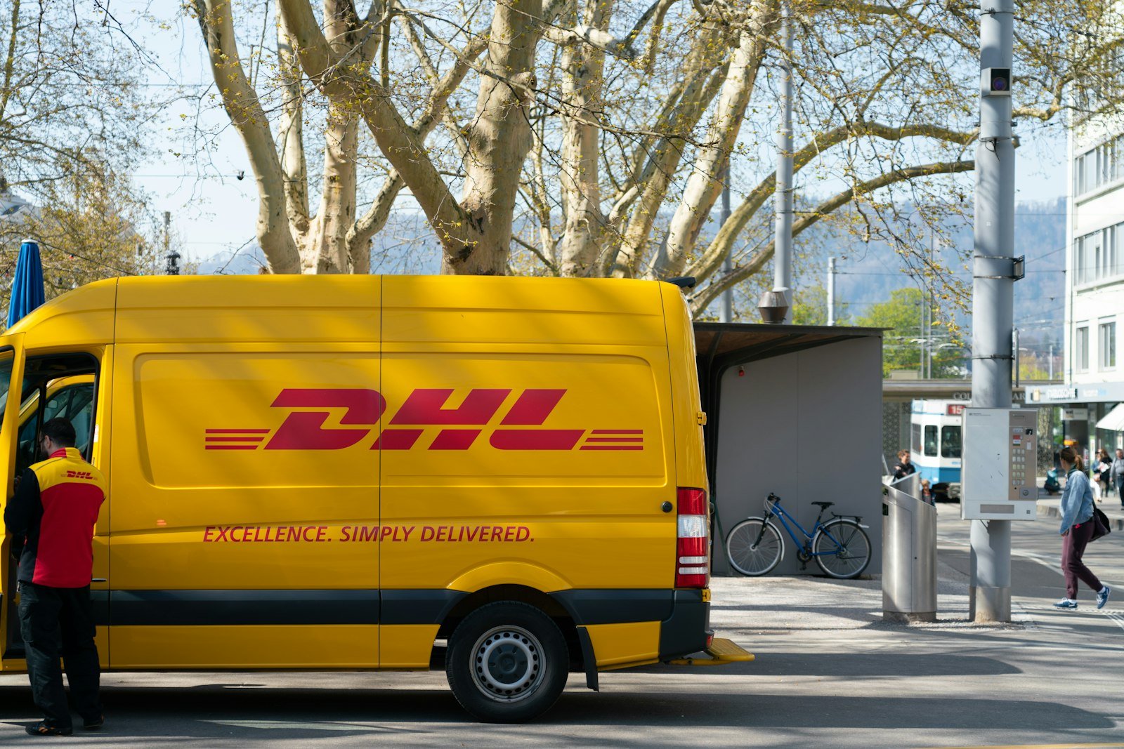 Transporteur indépendant devant son camion de livraison au Maroc